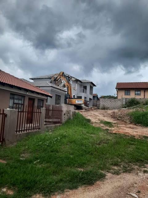 A South African Man Demolishes House He Built For His Girlfriend After She Dumbed Him.