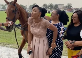 Video: Look how scared Chioma was when asked to stand for a photo near a horse