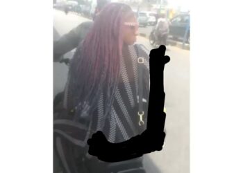 Lady gets séxúáIIy harassed in Ikeja over indecent dressing (Video)