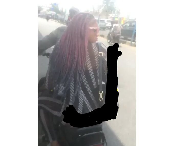 Lady gets séxúáIIy harassed in Ikeja over indecent dressing (Video) 1 Lady gets séxúáIIy harassed in Ikeja over indecent dressing (Video)