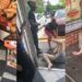Black woman brutalize a mother in front of her little daughter (video)