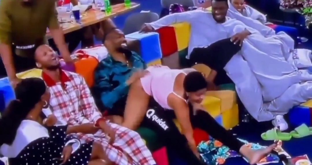#BBNaija: Chomzy seen performing S3x act on male housemate (Video) 1 #BBNaija: Chomzy seen performing S3x act on male housemate (Video)