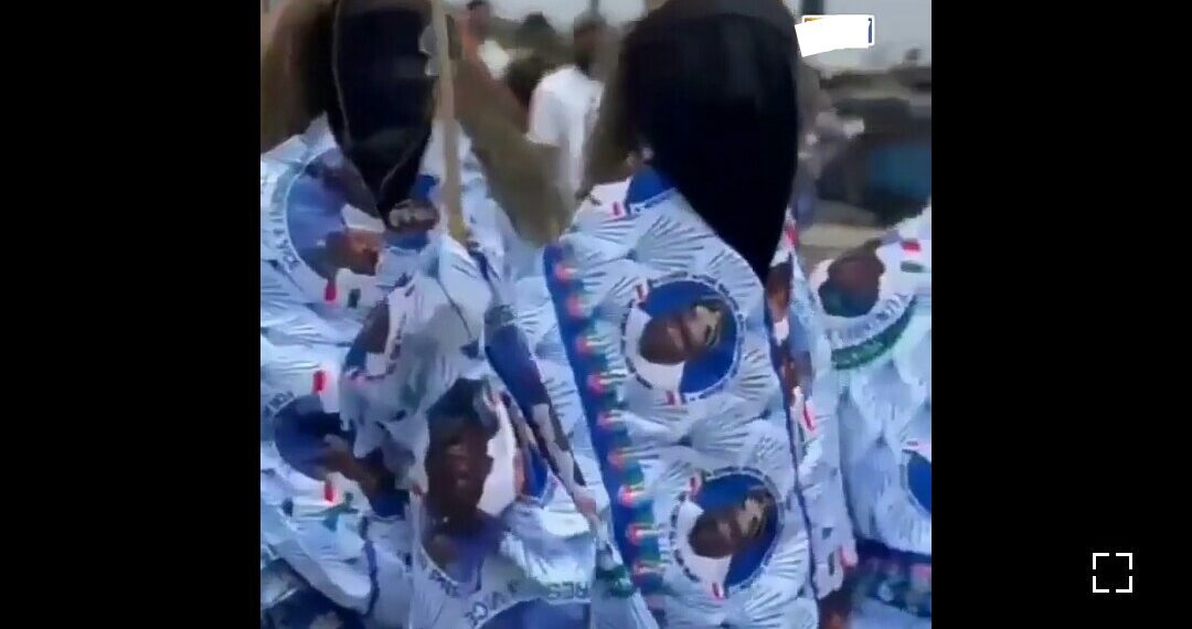 2023: Masquerades campaign for APC candidate, Bola Tinubu, during traditional carnival in Warri, Delta State (VIDEO) 1 2023: Masquerades campaign for APC candidate, Bola Tinubu, during traditional carnival in Warri, Delta State (VIDEO)