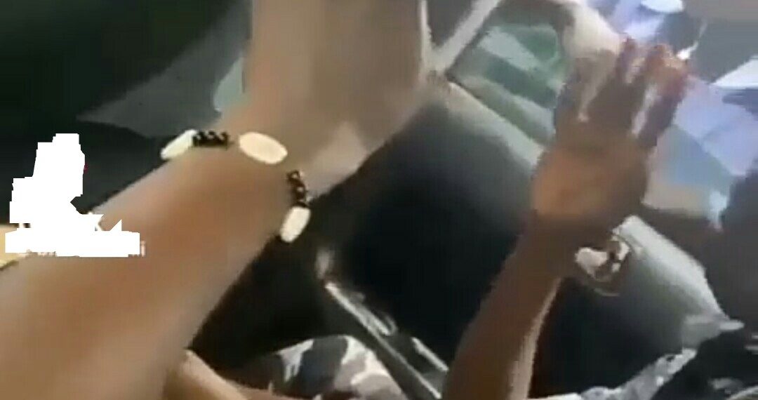 Police officer caught on camera, collecting bribe (VIDEO) 1 Police officer caught on camera, collecting bribe (VIDEO)