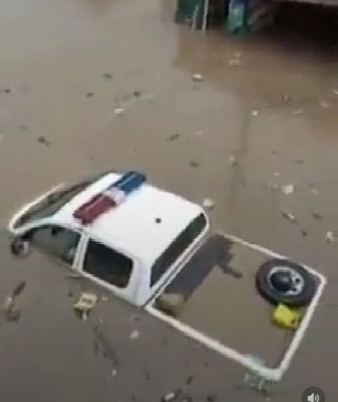 Police Van submerged in water as flood takes over some parts in Ogun (video) 1 Police Van submerged in water as flood takes over some parts in Ogun (video)