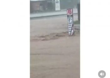 Watch funny moment a POS signpost was being carried away by water