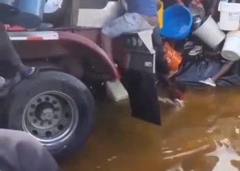 VIDEO: What the hell is this? See risk people take in getting fuel from a fallen tanker