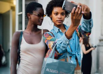 7 Weird tricks to look great in photos