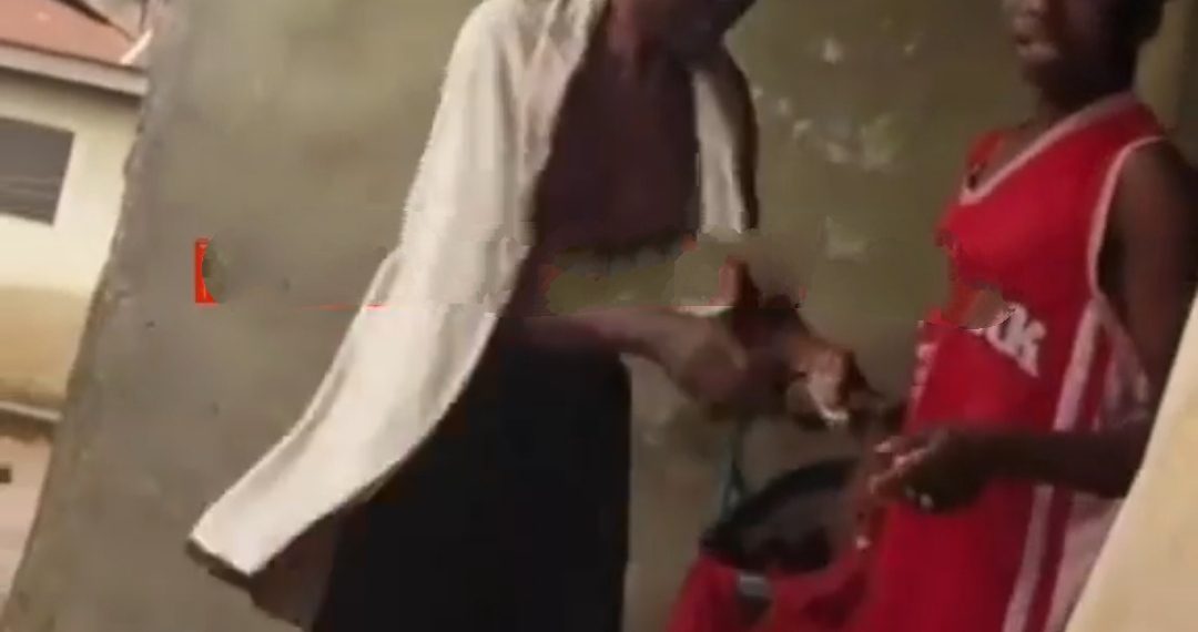 Video of old man assulting an aboki man has gone viral (WATCH VIDEO) 1 Video of old man assulting an aboki man has gone viral (WATCH VIDEO)