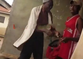 Video of old man assulting an aboki man has gone viral (WATCH VIDEO)