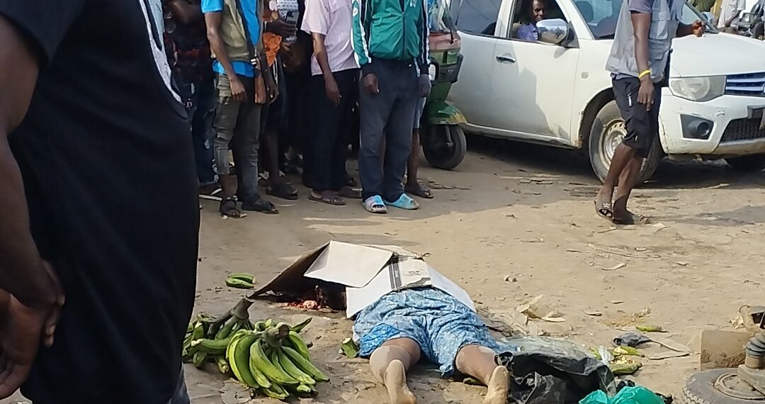 Reckless Bus driver crushed a woman to death with her plantain in Aba (Graphic Video) 1 Reckless Bus driver crushed a woman to death with her plantain in Aba (Graphic Video)