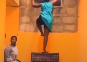 Female secondary school students jump school fence to an unknown location (VIDEO)