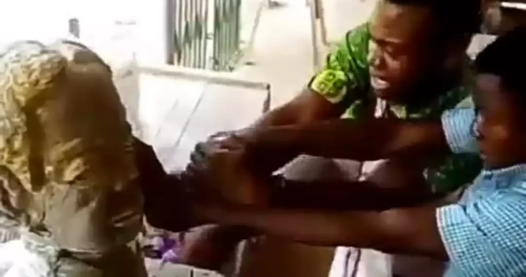 SHOCKING: Watch as boy’s hand gets stuck on a statue (VIDEO)