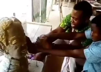 SHOCKING: Watch as boy’s hand gets stuck on a statue (VIDEO)