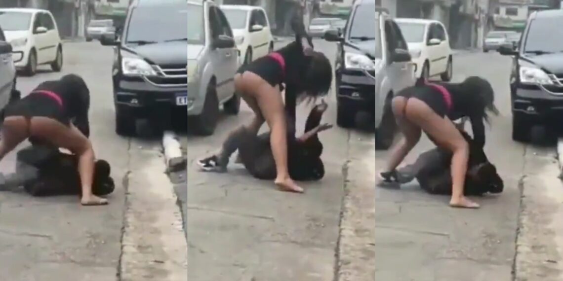 Lady goes nak€d while assaulting her boyfriend in public (Video) 1 Lady goes nak€d while assaulting her boyfriend in public (Video)