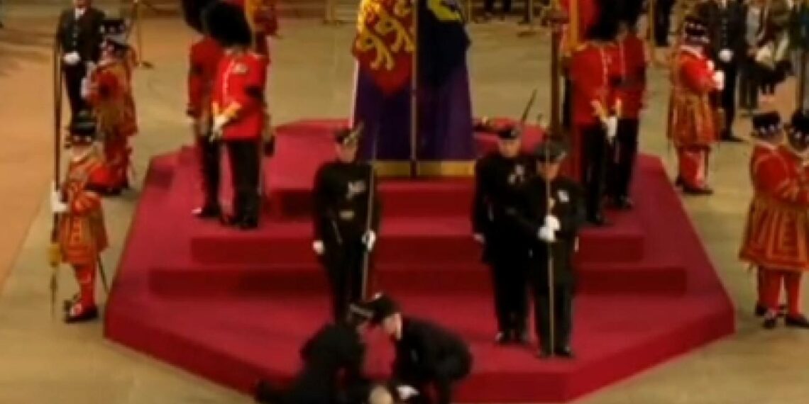 Royal guard on 24-Hour vigil collapses near late Queen Elizabeth II coffin on first night of lying in state (VIDEO) 1 Royal guard on 24-Hour vigil collapses near late Queen Elizabeth II coffin on first night of lying in state (VIDEO)