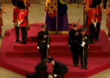 Royal guard on 24-Hour vigil collapses near late Queen Elizabeth II coffin on first night of lying in state (VIDEO)