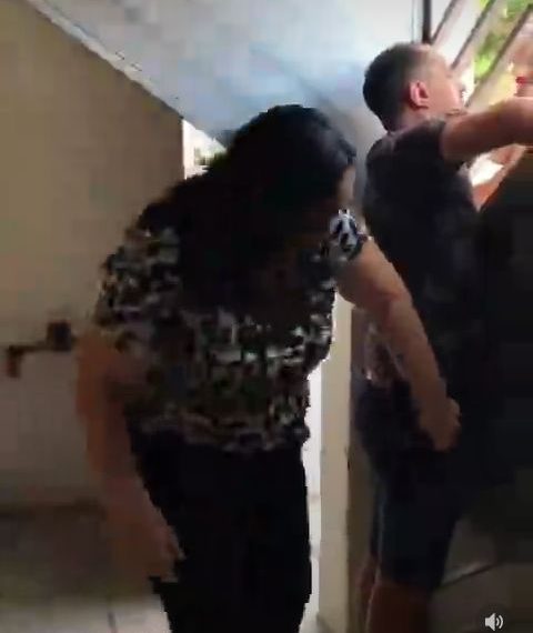 Video: White woman takes a super smart move to collect her husband's phone from his pocket 1 Video: White woman takes a super smart move to collect her husband’s phone from his pocket