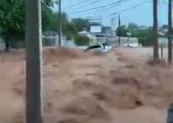 Shocking: Watch moment a car was being carried away by heavy flood (Video)