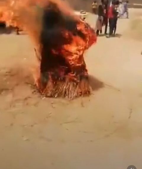 Omo juju get levels: Watch as a masquerade emerged from a burning fire (VIDEO) 1 Omo juju get levels: Watch as a masquerade emerged from a burning fire (VIDEO)