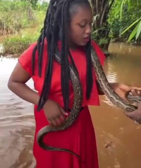 Calm down, it's me- Nollywood Actress tells a moving snake as she hangs it over her neck (VIDEO) 1 Calm down, it’s me- Nollywood Actress tells a moving snake as she hangs it over her neck (VIDEO)