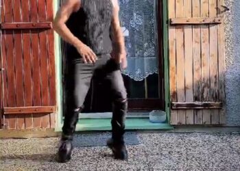 Sweet Moment a White man sings and dances seriously to “Machala” (VIDEO)