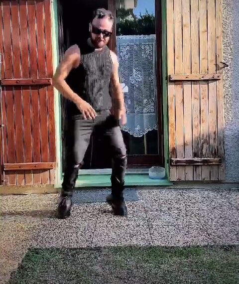 Sweet Moment a White man sings and dances seriously to "Machala" (VIDEO) 1 Sweet Moment a White man sings and dances seriously to “Machala” (VIDEO)