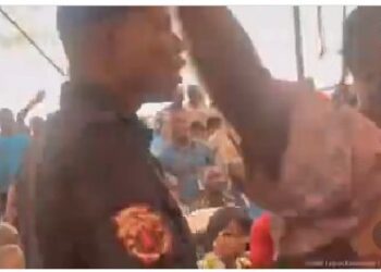 Man wails uncontrollably as his car was auctioned for less than ₦400,000 in Lagos (VIDEO)