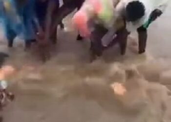 Moment passersby tried to rescue an individual swept by flood in Lagos State (VIDEO)