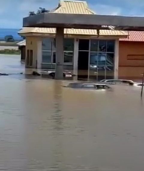 Viral video of cars submerged in water in Kogi State (Watch video) 1 Viral video of cars submerged in water in Kogi State (Watch video)