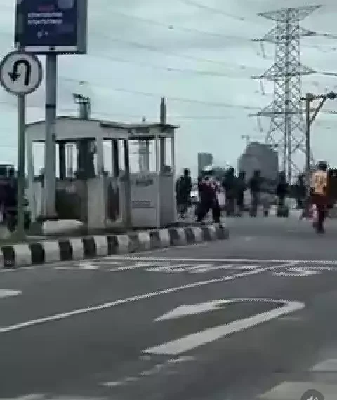 Nigerian police reportedly getting ready to stop 4 Million match in Lekki toll gate (Video) 1 Nigerian police reportedly getting ready to stop 4 Million match in Lekki toll gate (Video)