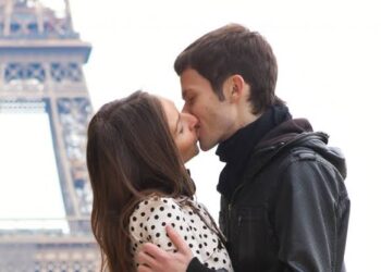 6 Shocking things that happens when you kiss