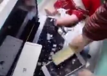 Kids will always be kids – Young girl washes her mum’s laptop and phone in a bath (VIDEO)