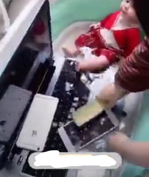 Kids will always be kids – Young girl washes her mum’s laptop and phone in a bath (VIDEO)