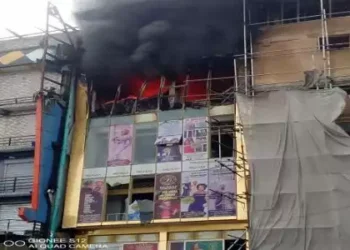 JUST IN: Fire guts plaza in Balogun market (VIDEO)