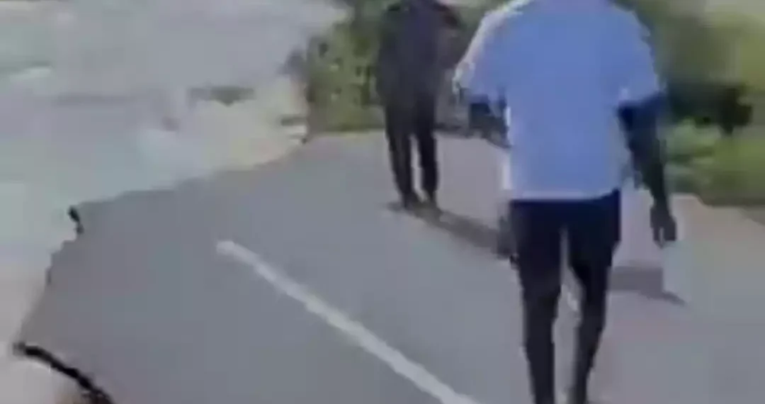 Road splits into two following heavy flooding (VIDEO) 1 Road splits into two following heavy flooding (VIDEO)