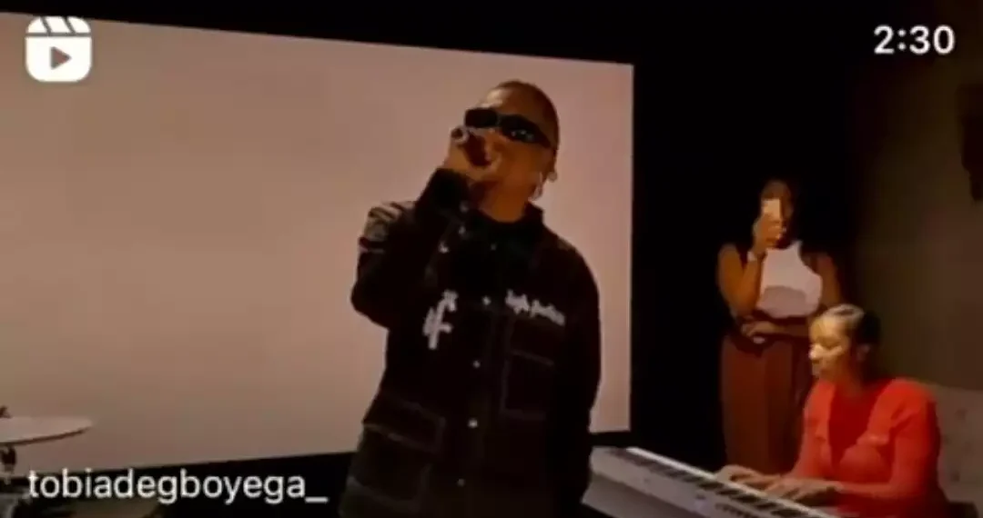 Watch Oxlade performing "Ku Lo Sa" at pastor Tobi's house (VIDEO) 1 Watch Oxlade performing “Ku Lo Sa” at pastor Tobi’s house (VIDEO)