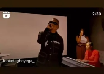 Watch Oxlade performing “Ku Lo Sa” at pastor Tobi’s house (VIDEO)