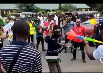 Watch moment mad man joins the Obidient movement in Aba (VIDEO)