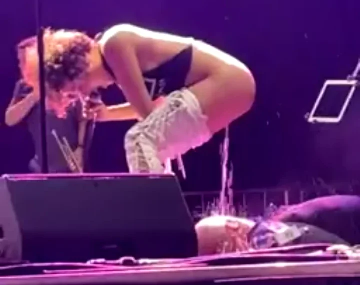 Watch the video of a female artist urinating on a man's face on stage 1 Watch the video of a female artist urinating on a man’s face on stage