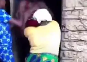 Drama as mother confronts and fights man who impregnated her teenage daughter (VIDEO)