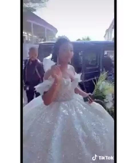 Watch moment bride struggled to get her wedding gown into a G-Wagon (video) 1 Watch moment bride struggled to get her wedding gown into a G-Wagon (video)