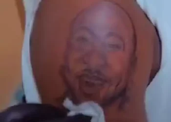 Man draws permanent tattoo of Davido on his arm (video)