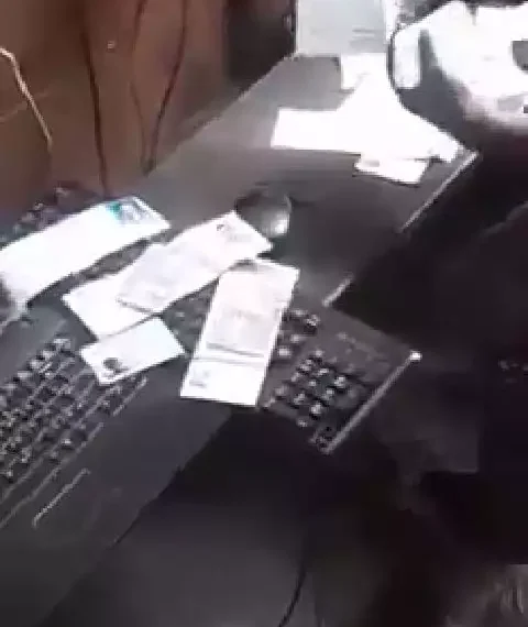 Twitter user raises alarm after spotting a Non-INEC official with over 2,000 PVCs in Lagos (video) 1 Twitter user raises alarm after spotting a Non-INEC official with over 2,000 PVCs in Lagos (video)