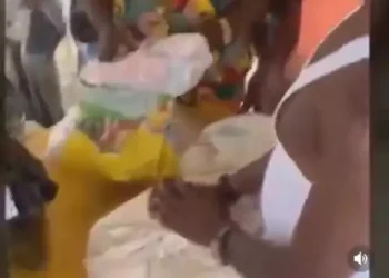 Flood victims receive one cup of rice as relief material in Bayelsa State (Video)