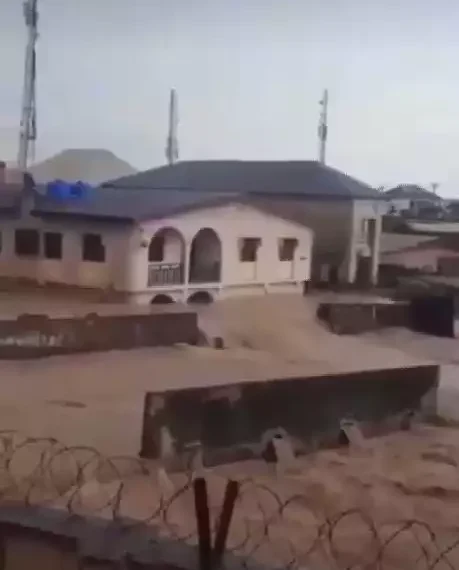 Man shows extreme state of flooding in Lagos (video) 1 Man shows extreme state of flooding in Lagos (video)