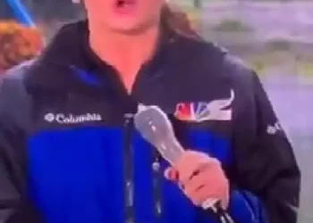 Is that not rubber? Presenter’s mic cover thrills audience (video)