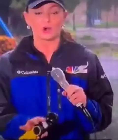 Is that not rubber? Presenter's mic cover thrills audience (video) 1 Is that not rubber? Presenter’s mic cover thrills audience (video)