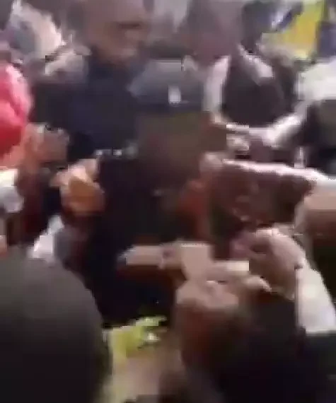 Watch moment Taraba residents got excited over Peter Obi's visit to flood victims in Taraba (video) 1 Watch moment Taraba residents got excited over Peter Obi’s visit to flood victims in Taraba (video)
