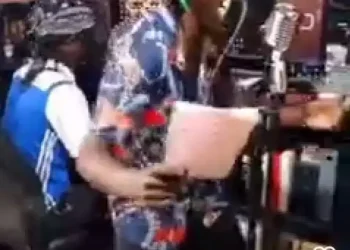 This guy is a joker- Watch moment man makes funny and incomprehensible sounds in a studio(video)